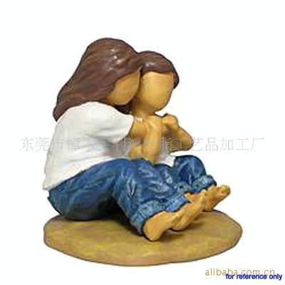 与深色格栅交错的长沙发替换为雾蓝色极简皮质组合式榻榻米